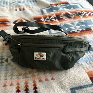 large macpac fanny pack